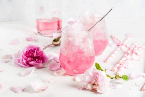 O băutură parfumată şi răcoroasă: siropul de trandafiri