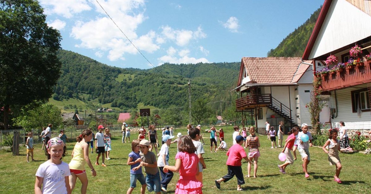 Activităţi interactive cu copiii, în tabără la Mărişel