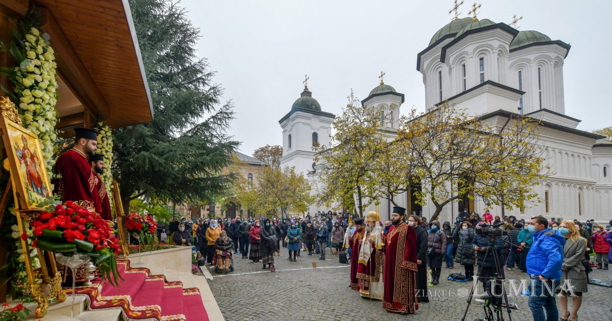 Prinos De LaudÄƒ Adus Sfantului Nectarie La MÄƒnÄƒstirea Radu VodÄƒ