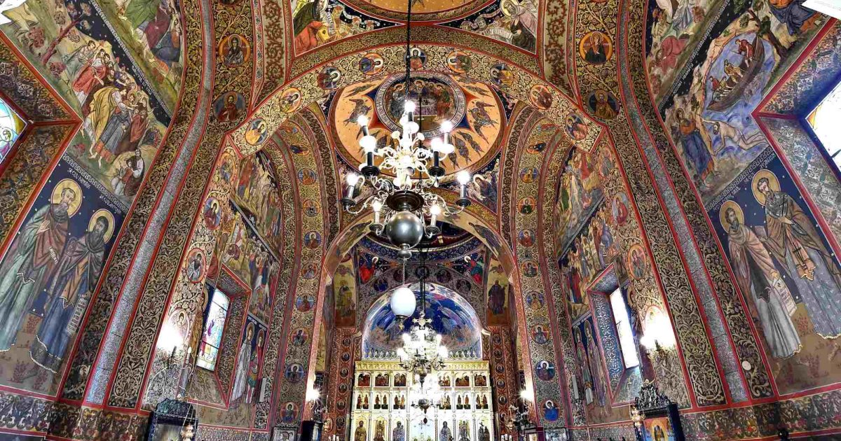 Asocieri necuvenite ale animalelor cu elemente ale spațiului liturgic ...