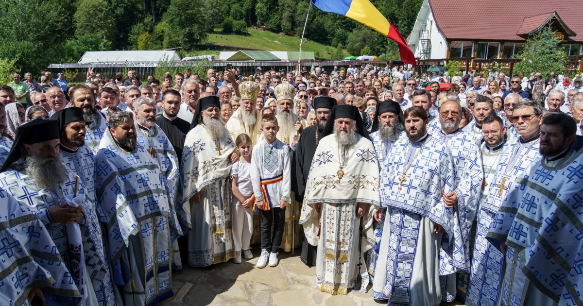 Noul paraclis de la Pocrov, sfințit de doi ierarhi ai Bisericii ...