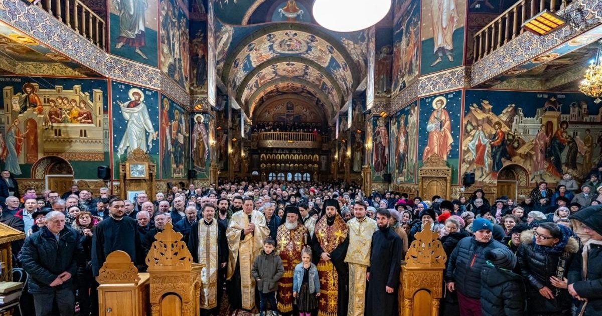 Ierarhi și credincioși în rugăciune la Biserica „Sfântul Dumitru” din Bacău
