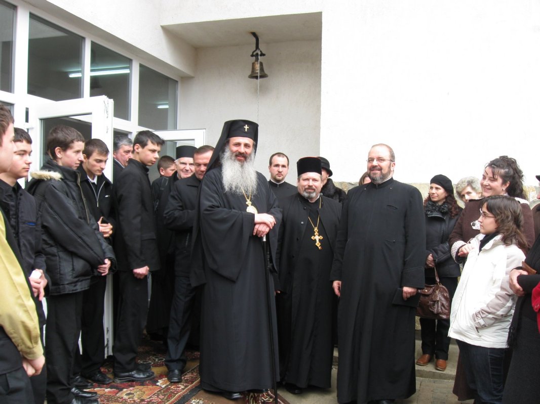 „Şcoala dorohoiană de la răscruci” - purtătoare a valorilor spirituale şi naţionale 154976