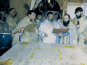 În Duminica tuturor sfinţilor, a fost resfinţită biserica pietrenilor din Dărmăneşti 94518