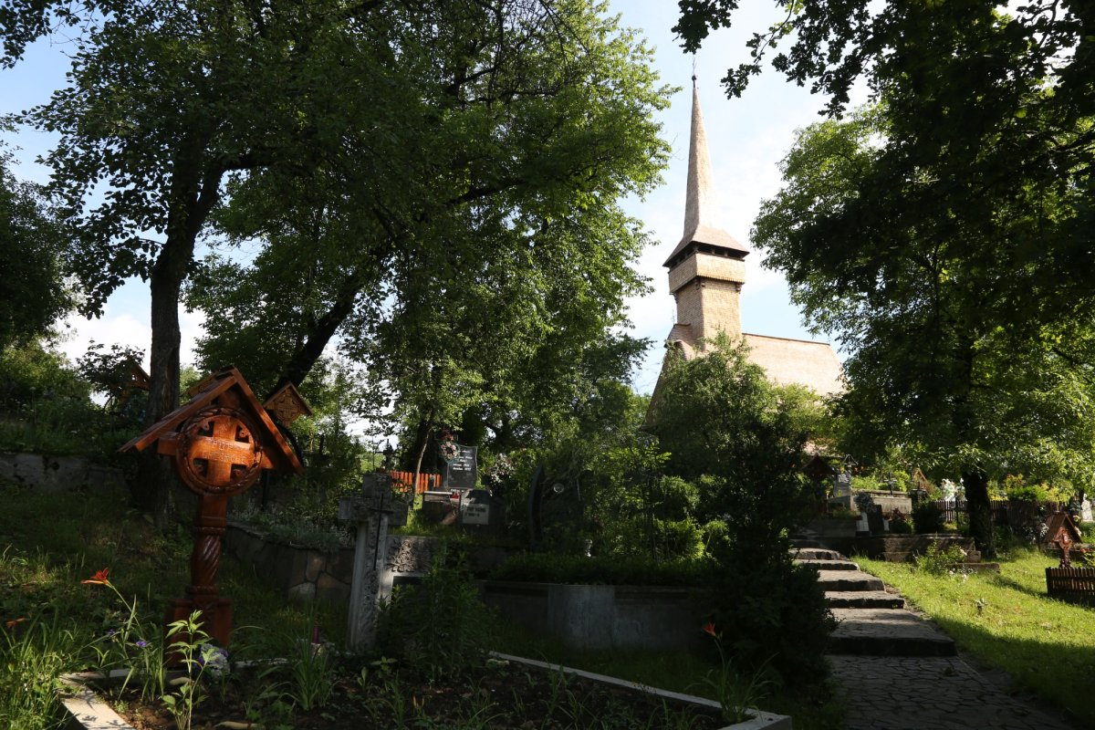 Biserica cu aripi de pe Valea Marei 187937