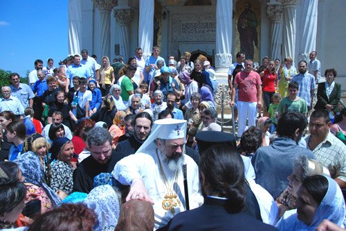 „Dumnezeu cel Unul este comuniune de iubire veşnică, nedespărţită şi de viaţă făcătoare” 94584