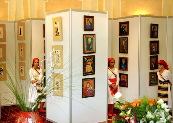 Copiii Asociaţiei „Sfântul Stelian“ ne oferă „Lumini şi Umbre“ 94602