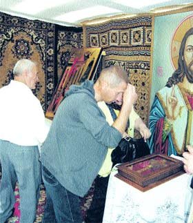 Botoşănenii se închină în aceste zile lemnului Sfintei Cruci 94618