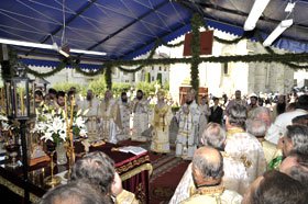 Hramul Mănăstirii Putna a adunat anul acesta un impresionant sobor de preoţi 94687