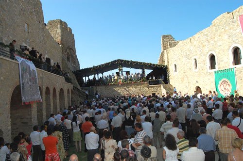 Prima Liturghie în Cetatea Neamţului, după secole lungi de tăcere 94709