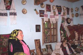 Muzeul maramureşencei de la Dragomireşti: „ce fac femeile, de la tinereţă pânâ la bătrâneţă“ 94756