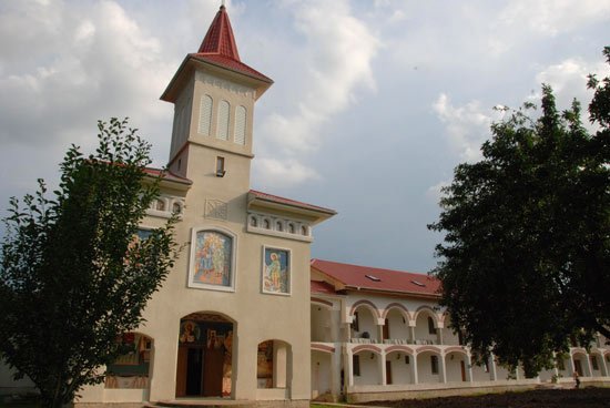 Mănăstirea salvată de glasurile îngerilor 94776