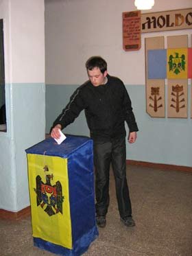 Moldovenii sunt chemaţi astăzi la urne 94914