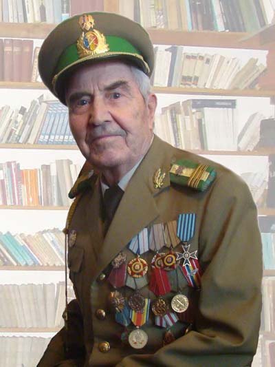 „Doamne, aşază-n cer cu sfinţii, în locul liniştit, eroii şi părinţii ce neamuâau întregit!“ 94953