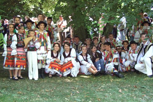 Pădureni, satul cu hore şi viori 95021