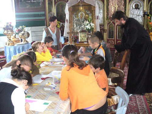 Viaţa parohiilor: „Parohia «Sfânta Treime», adevărată oază a bucuriei comunitare“ 95023