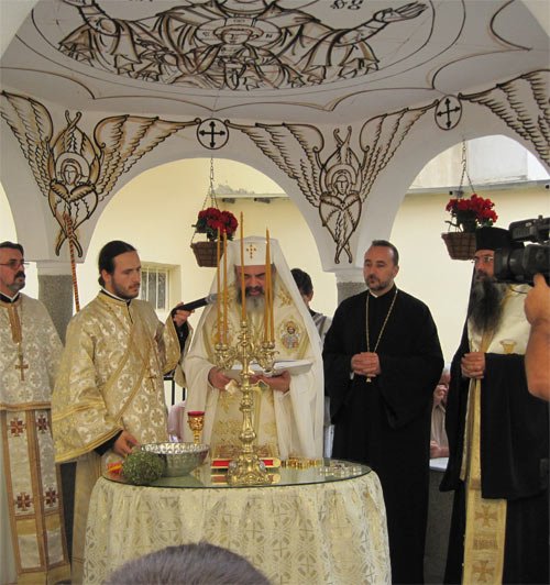 Patriarhul României a sfinţit Centrul socio-educaţional de la parohia „Sfânta Treime” - Tei 95185