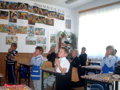 Enoriaşii parohiei Cerbu, ataşaţi de slujbele şi lucrarea Bisericii 95413