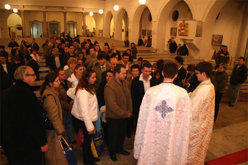 Bucuria întâlnirii românilor din Konstanz în jurul bisericii 95436