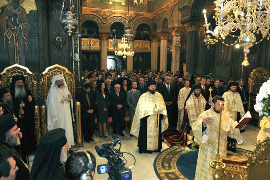 „Îi mulţumim lui Dumnezeu pentru simţirea ajutorului Său în viaţa Bisericii” 95464