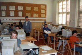 Pentru a vă ajuta copiii, faceţi echipă cu profesorii lor 95512