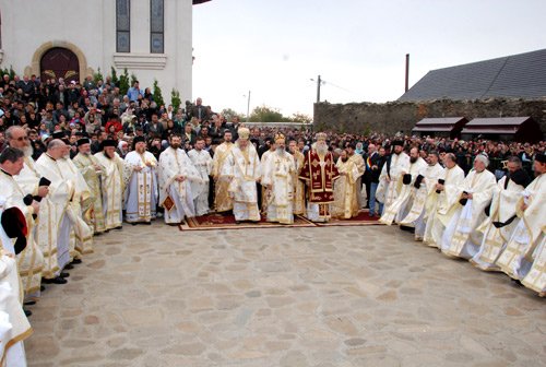 După 350 de ani, a fost resfinţită biserica veche a Mănăstirii Hadâmbu 95575
