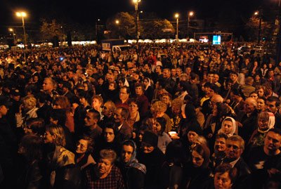 Pelerinii înveşmântează în rugăciune cetatea Sfintei Parascheva 95578