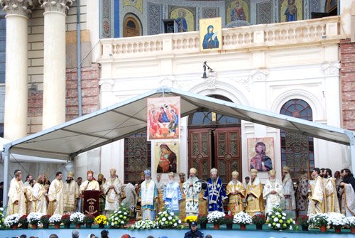 Dorinţa de a se închina la sfintele moaşte a învins frigul şi ploaia 95598