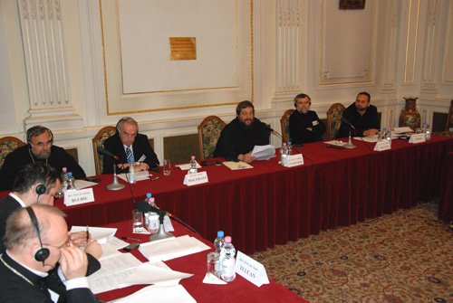 Simpozionul dedicat lui Dumnezeu Tatăl şi vieţii Sfintei Treimi, la final 95639