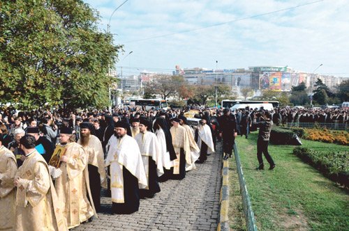 Moaştele a şase sfinţi, purtate în pelerinaj pe străzile Capitalei 95682