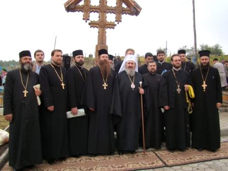 Eroii români au un monument la Epureni, în Basarabia 95725