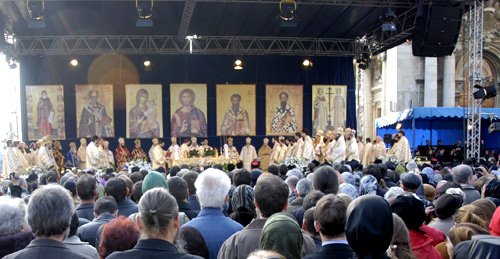 „Doar credinţa ne ţine pe toţi aici“ 95728