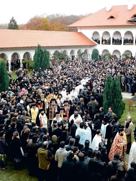 „Răspândea lumina cunoştinţei, a înţelepciunii şi a iubirii” 95777