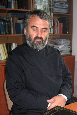 Cât de apropiată ori de distantă trebuie să fie relaţia dintre duhovnic şi penitent? 96068