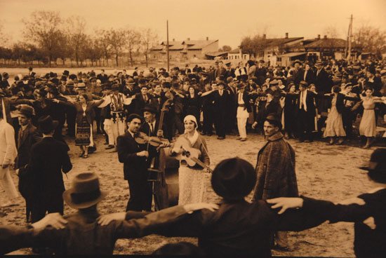 Dansul popular în fotografii la Muzeul Etnografic al Transilvaniei 96183
