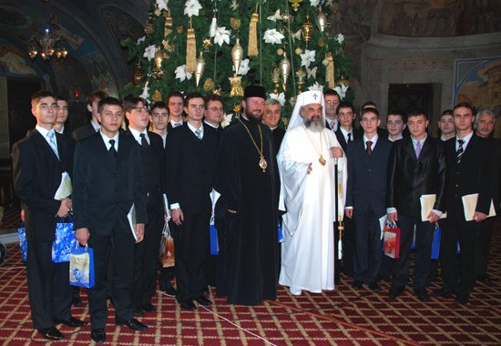 Seminariştii vâlceni l-au colindat pe Întâistătătorul Bisericii noastre 96269
