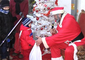 Moş Crăciun vine cu daruri şi cu alaiuri de colindători 96318