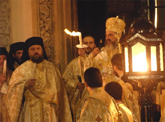 Aprilie: Sfânta Lumină de la Ierusalim 96334