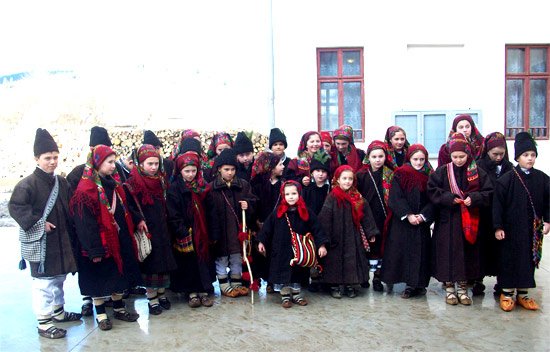 Moştenitorii tradiţiilor şi obiceiurilor bucovinene 96359