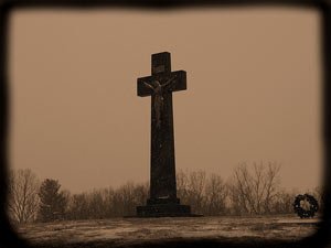 Sub semnul Crucii 96472