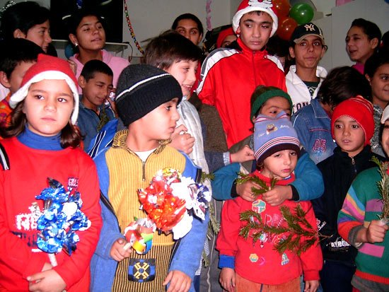 Asociaţia care strânge copiii din canale 96490