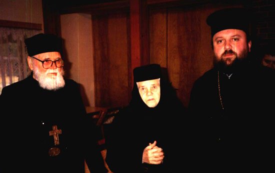 Departe de pământul străbun 96727