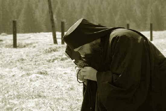 Răspunsuri duhovniceşti: „Cine te opreşte să ai în gând «Doamne miluieşte»?“ 97025