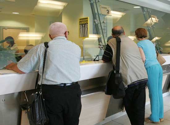 Persoanele care nu îşi actualizează datele bancare rămân cu conturile blocate 97145