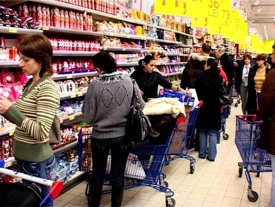 Studiu: Forţaţi de criză, românii strâng cureaua 97156