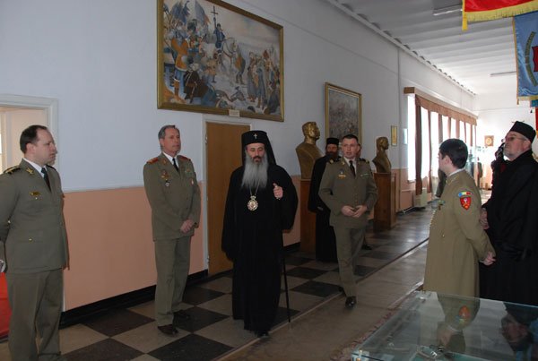 IPS Teofan a vizitat Brigada 15 Mecanizată „Podu Înalt“ 97287