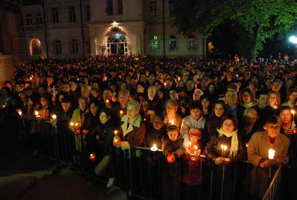 Slujiri arhiereşti de Sfintele Paşti în Mitropolia Moldovei şi Bucovinei 97451