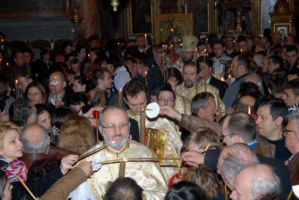 Sfânta Lumină de la Ierusalim a sporit bucuria Învierii 97467