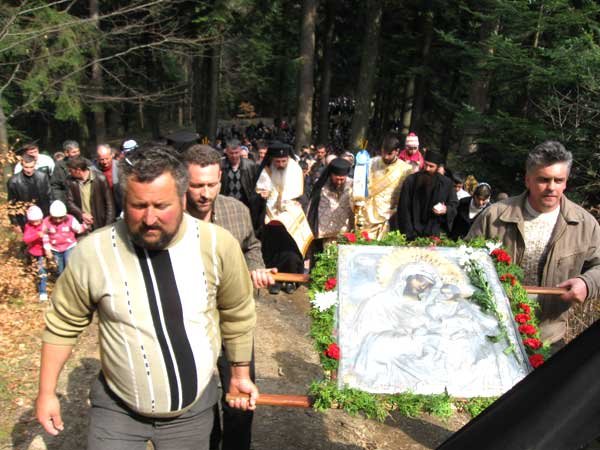 Mii de credincioşi la hramul Mănăstirii Horăicioara 97516