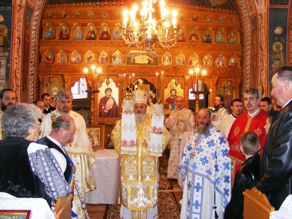Credincioşii din Recea Făgăraşului se închină la un altar resfinţit 97542